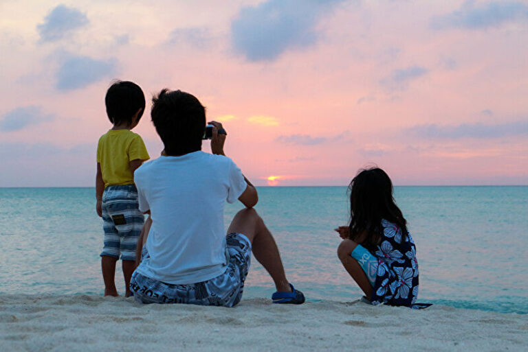 子供たちと海を見ている画像