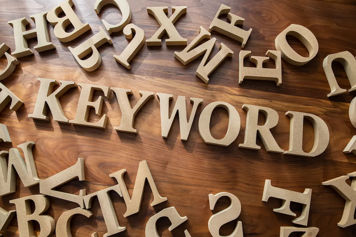 ブログキーワードの選び方｜初心者はラッコキーワードでOKのアイキャッチ画像