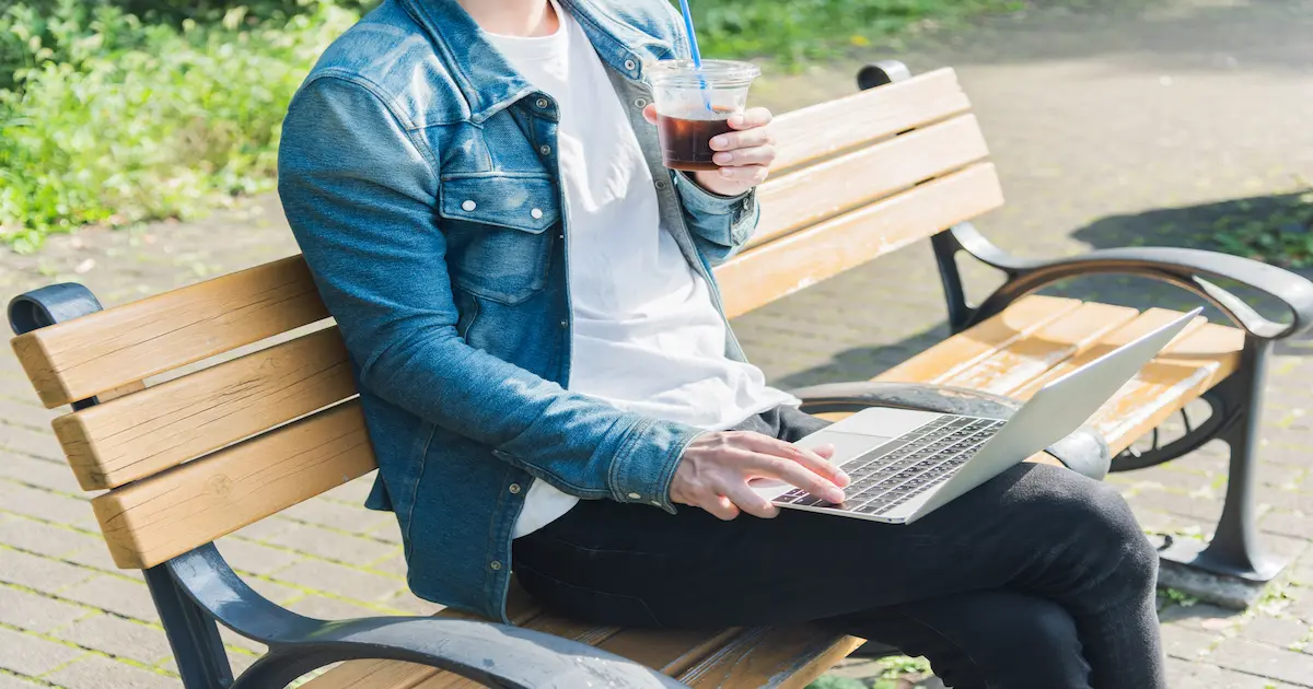 【実践済】ブログは顔出ししなくても稼げる｜匿名で信頼を作る3つの方法について解説した記事のアイキャッチ画像